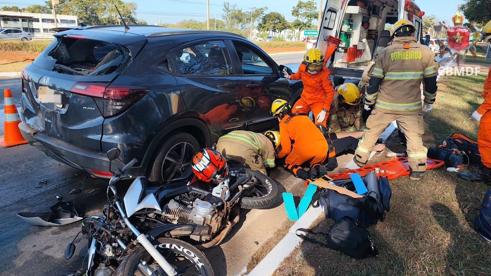 Colisão entre moto e SUV deixa jovem ferida no Setor de Clubes Sul Colisão entre moto e SUV deixa jovem ferida no Setor de Clubes Sul