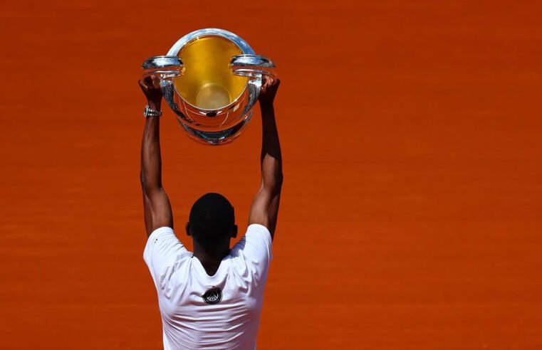 Dembélé leva taça da Champions no quadra central de Roland Garros