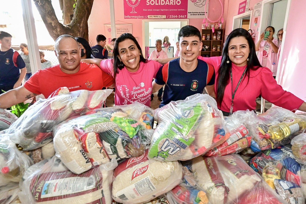 Estudantes do Colégio Militar entregam 3 toneladas de alimentos a pacientes com câncer no DF Estudantes do Colégio Militar entregam 3 toneladas de alimentos a pacientes com câncer no DF