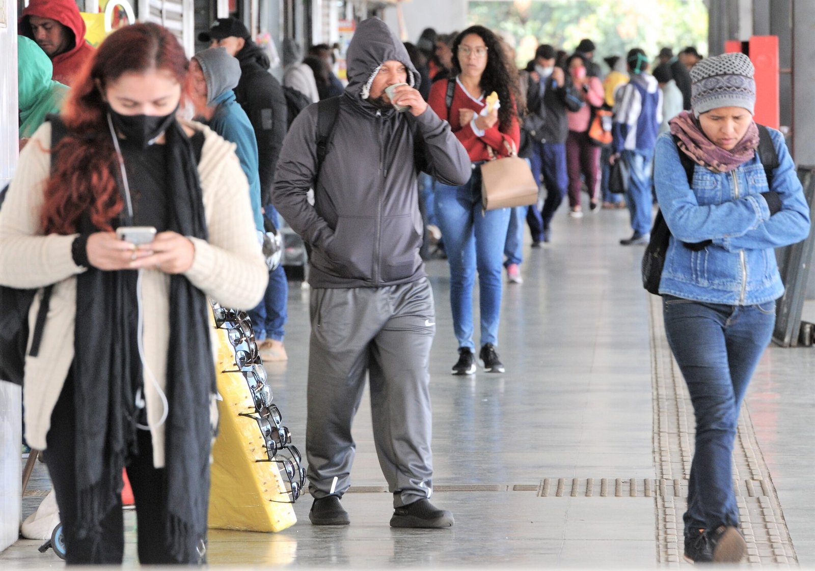 Frente fria provoca chuva fora de época e derruba temperaturas no DF Frente fria provoca chuva fora de época e derruba temperaturas no DF