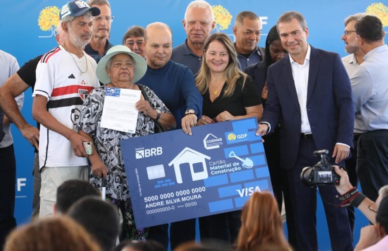 GDF entrega lotes no Residencial Tamanduá e primeiros cartões aos beneficiários do programa Material de Construção