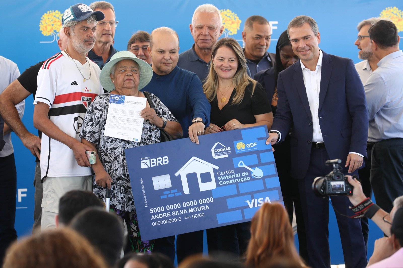 GDF entrega lotes no Residencial Tamanduá e primeiros cartões aos beneficiários do programa Material de Construção GDF entrega lotes no Residencial Tamanduá e primeiros cartões aos beneficiários do programa Material de Construção