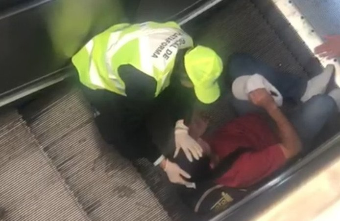 Homem fica preso em escada rolante na Rodoviária do Plano Piloto e é socorrido pelo Samu Homem fica preso em escada rolante na Rodoviária do Plano Piloto e é socorrido pelo Samu