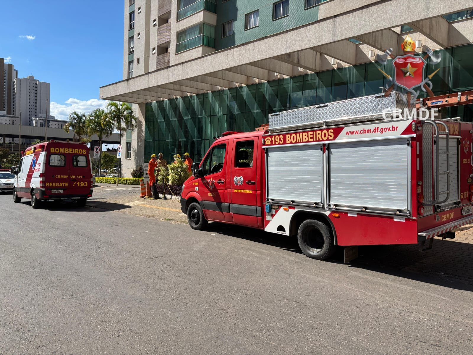Homem pula do 1º andar para se salvar de um ataque com faca Homem pula do 1º andar para se salvar de um ataque com faca