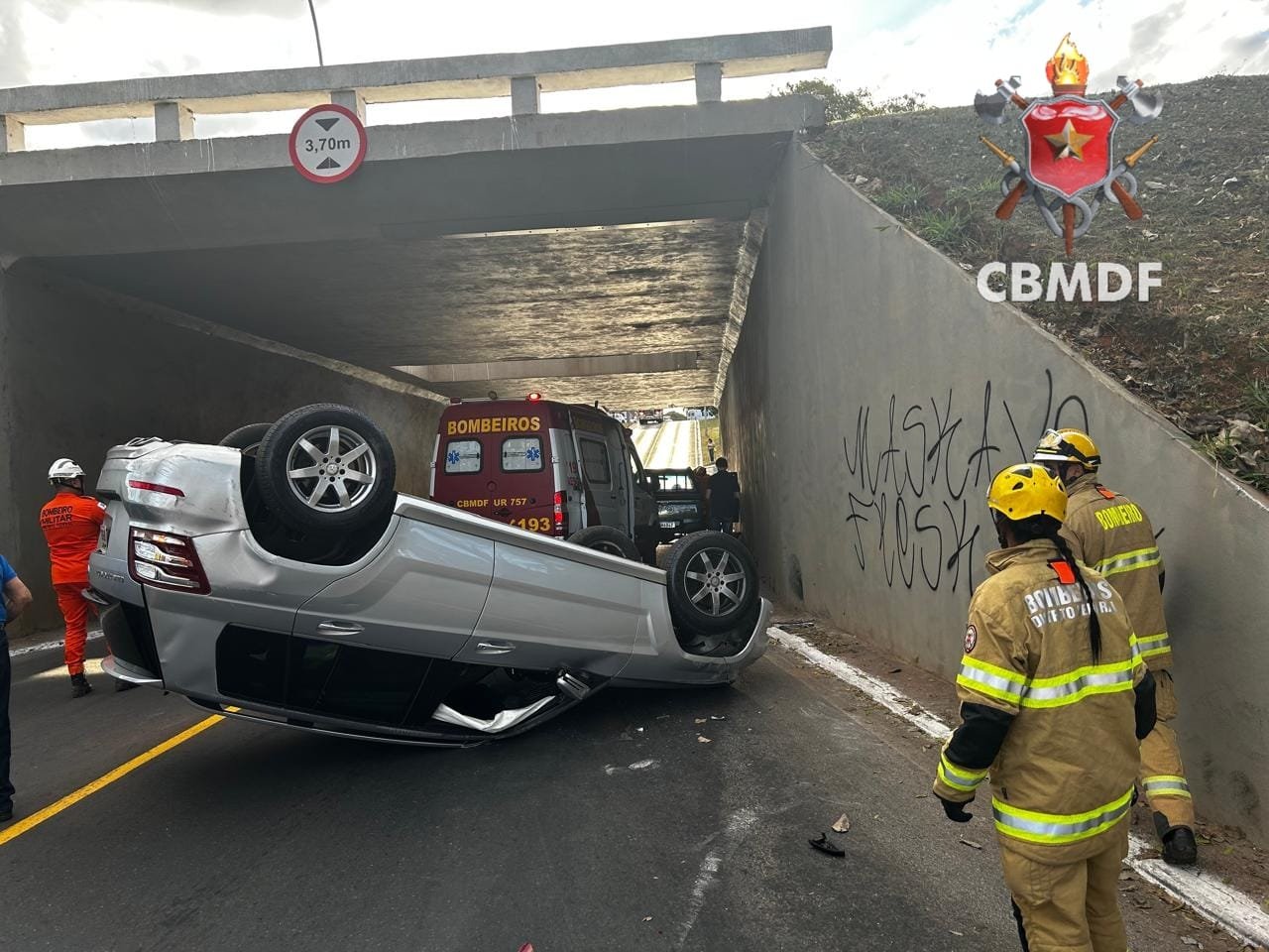 Idosa de 80 anos capota carro próximo à Galeria dos Estados e sai ilesa