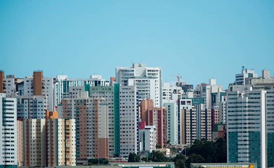 Imobiliária e construtora são condenadas a indenizar casal após vazamentos em apartamento