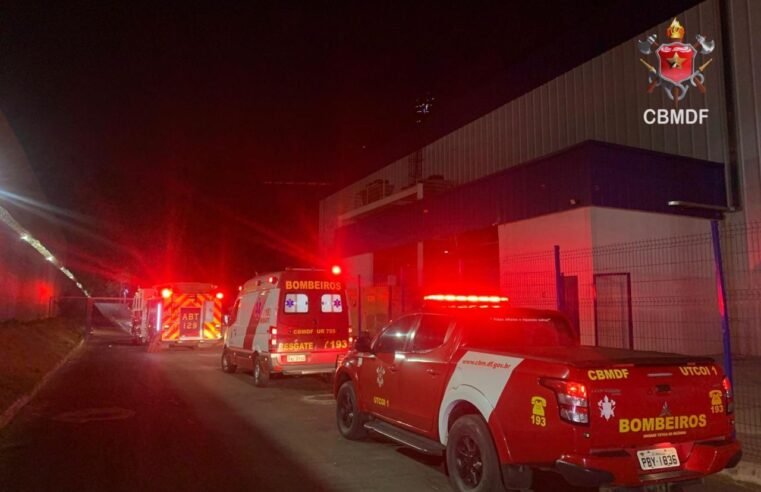 Incêndio atinge atacadista no Gama e mobiliza 11 viaturas dos Bombeiros