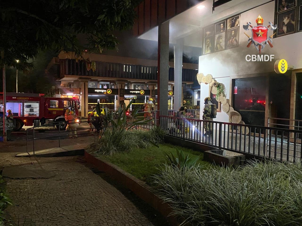 Incêndio atinge loja na Asa Norte e mobiliza Corpo de Bombeiros