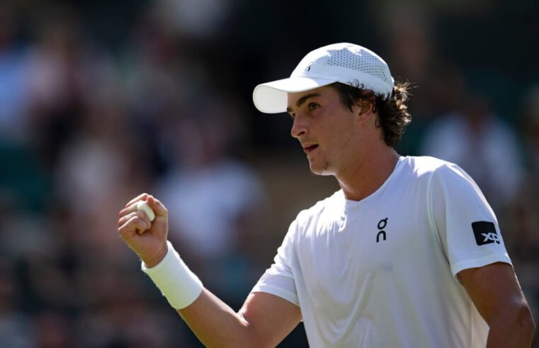 João Fonseca estreia com vitória e avança à 2ª rodada em Wimbledon