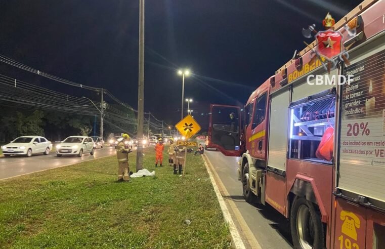 Jovem morre após moto colidir com poste no SMPW