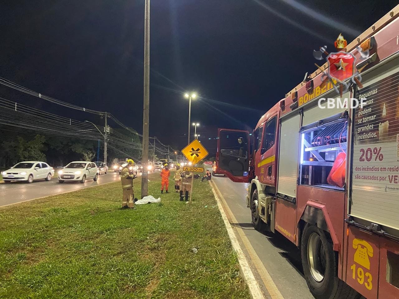 Jovem morre após moto colidir com poste no SMPW Jovem morre após moto colidir com poste no SMPW