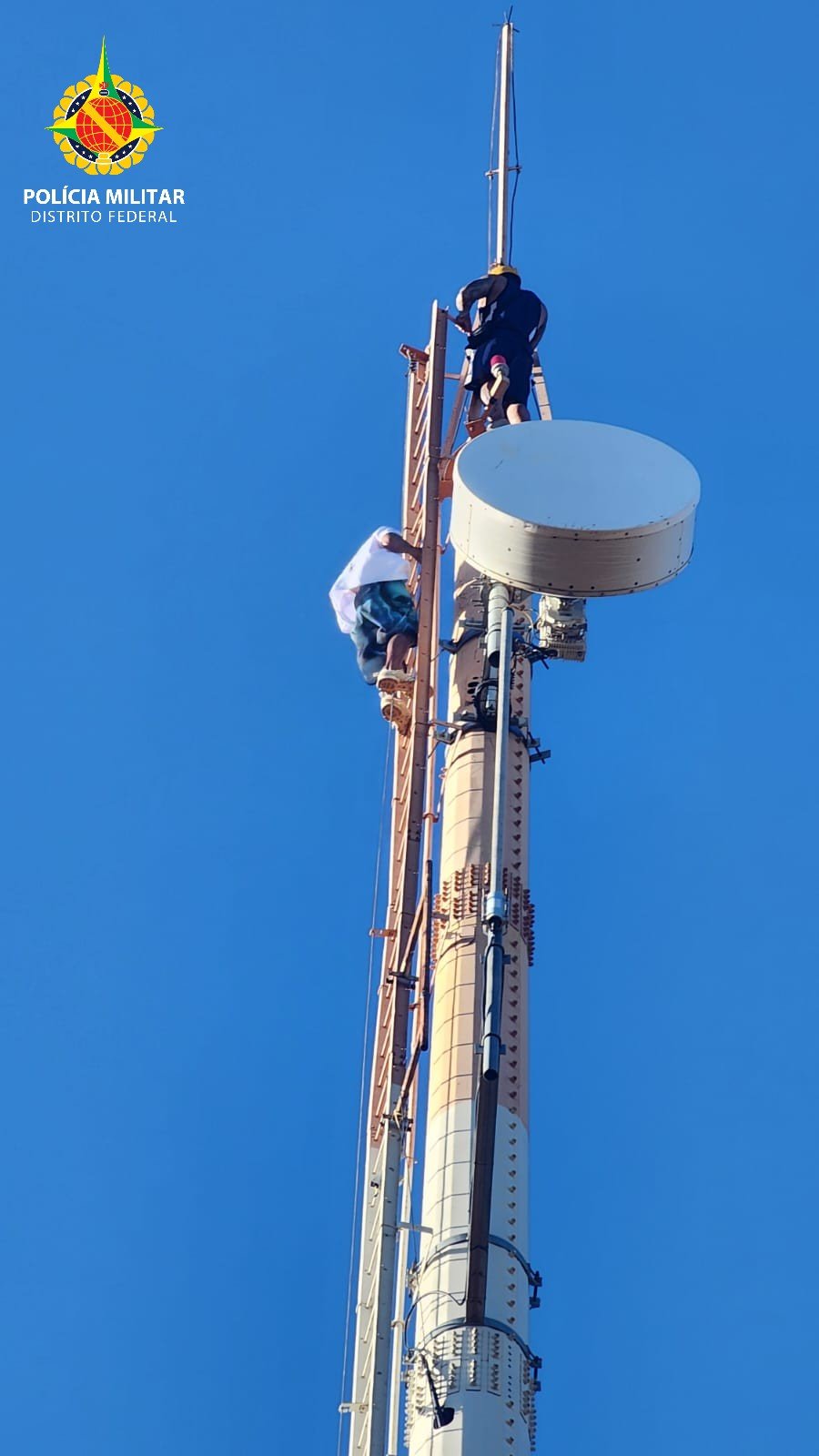Jovens são detidos após escalar torre da PMDF em Planaltina; suspeita é de tentativa de furto Jovens são detidos após escalar torre da PMDF em Planaltina; suspeita é de tentativa de furto