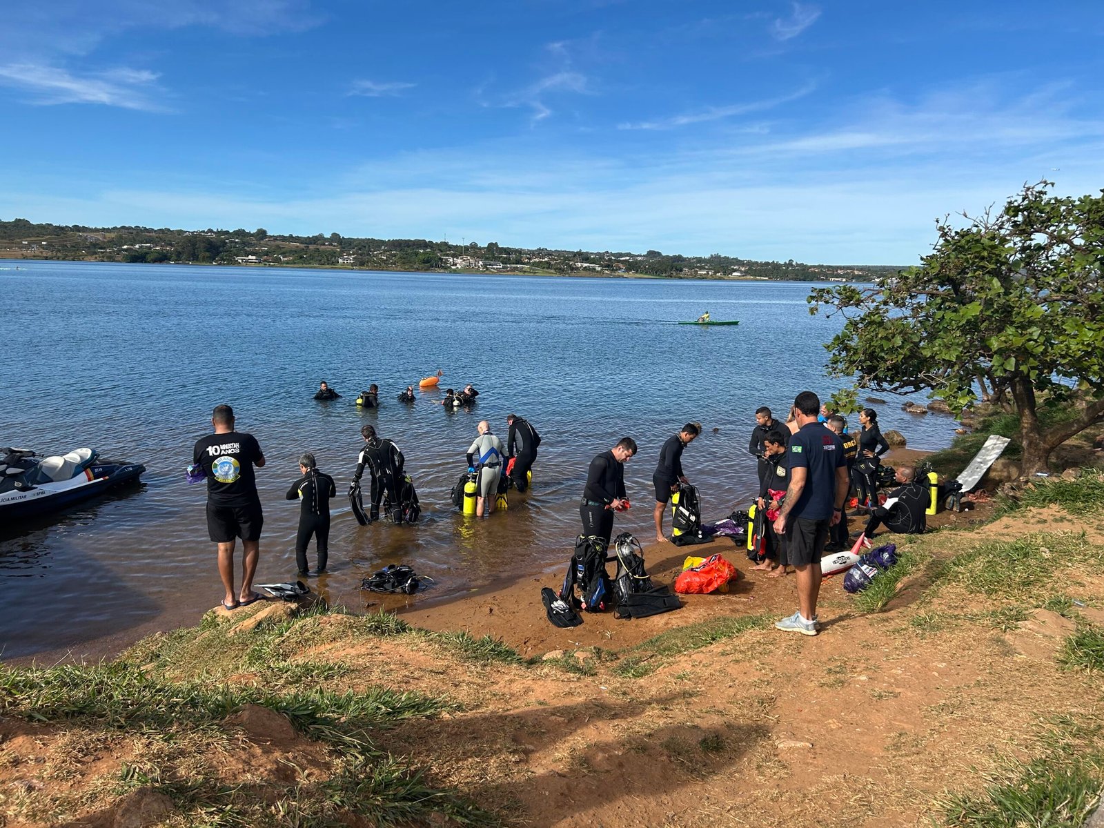 Lago Paranoá mais limpo: PMDF e voluntários unem forças em ação ambiental Lago Paranoá mais limpo: PMDF e voluntários unem forças em ação ambiental