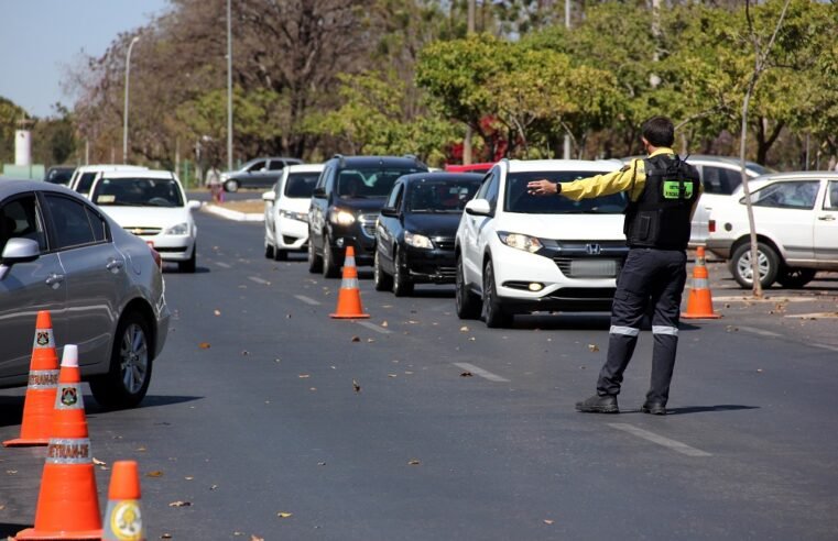 Locadora deve indenizar consumidor conduzido à delegacia após abordagem em blitz