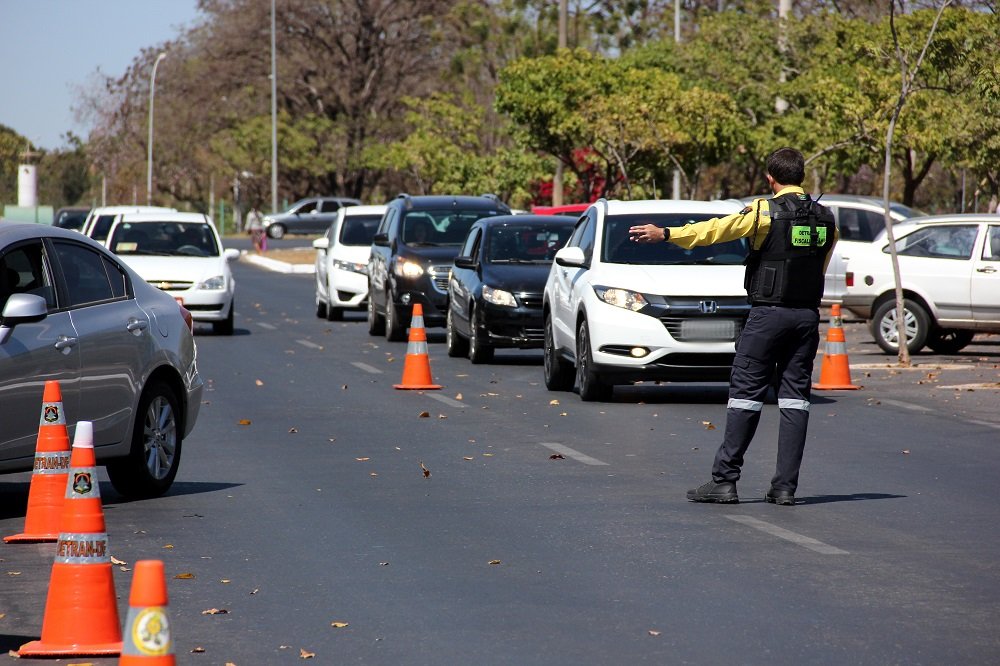 Locadora deve indenizar consumidor conduzido à delegacia após abordagem em blitz Locadora deve indenizar consumidor conduzido à delegacia após abordagem em blitz