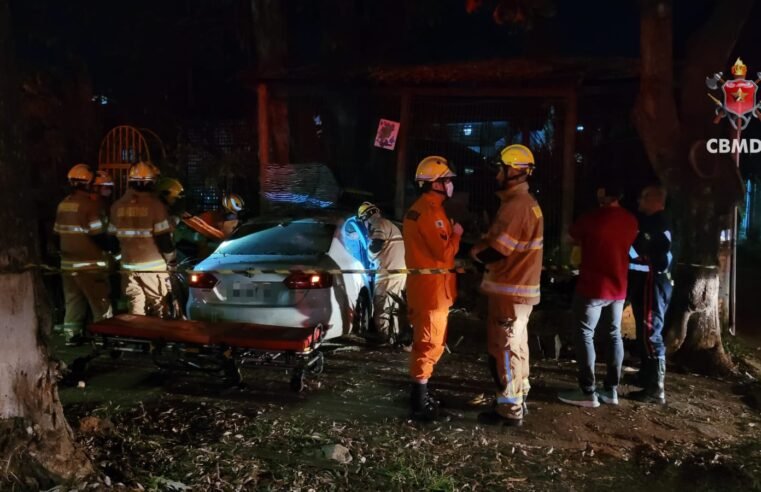 Motorista colide com muro na Asa Sul e é levado ao hospital