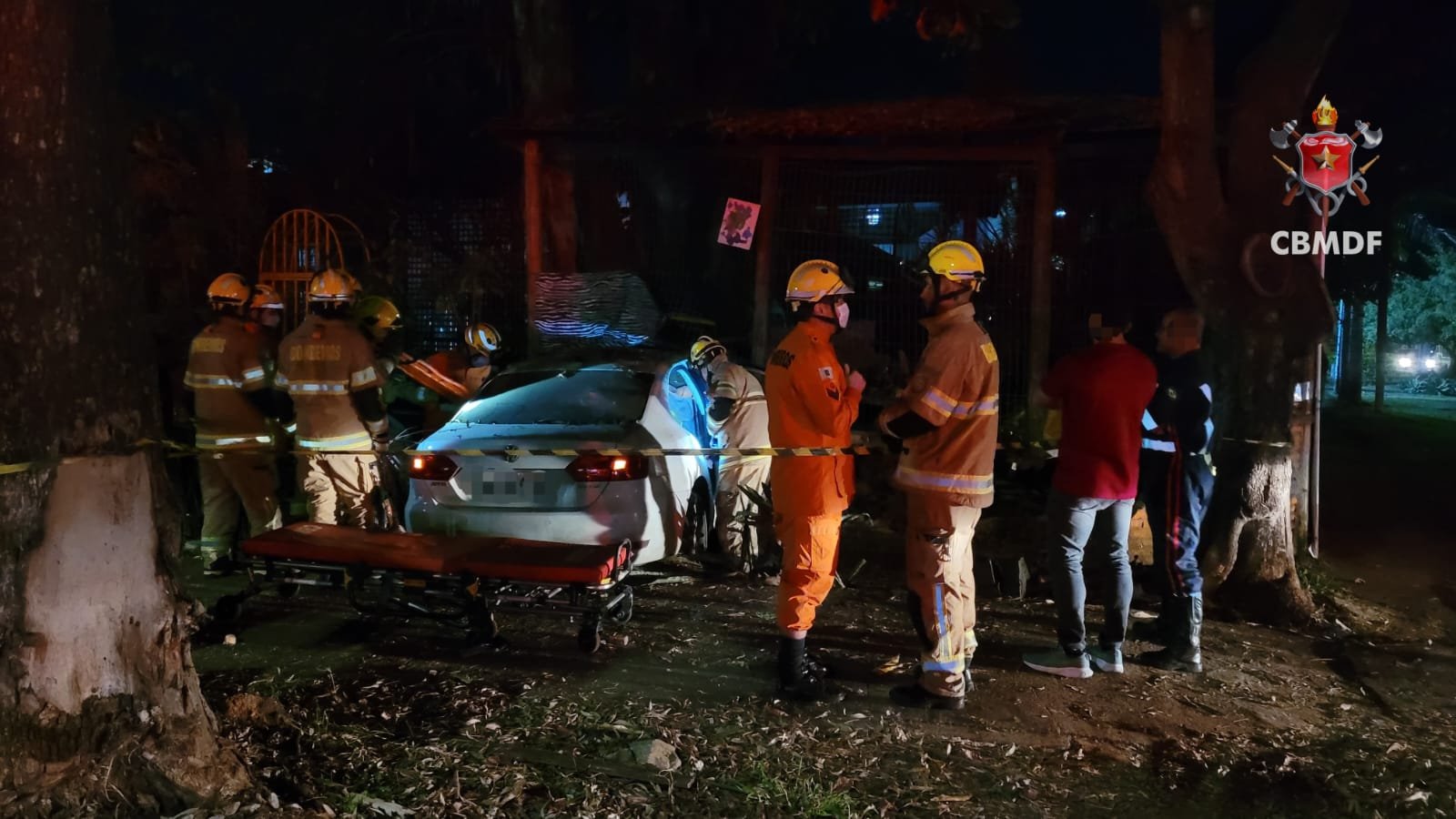 Motorista colide com muro na Asa Sul e é levado ao hospital