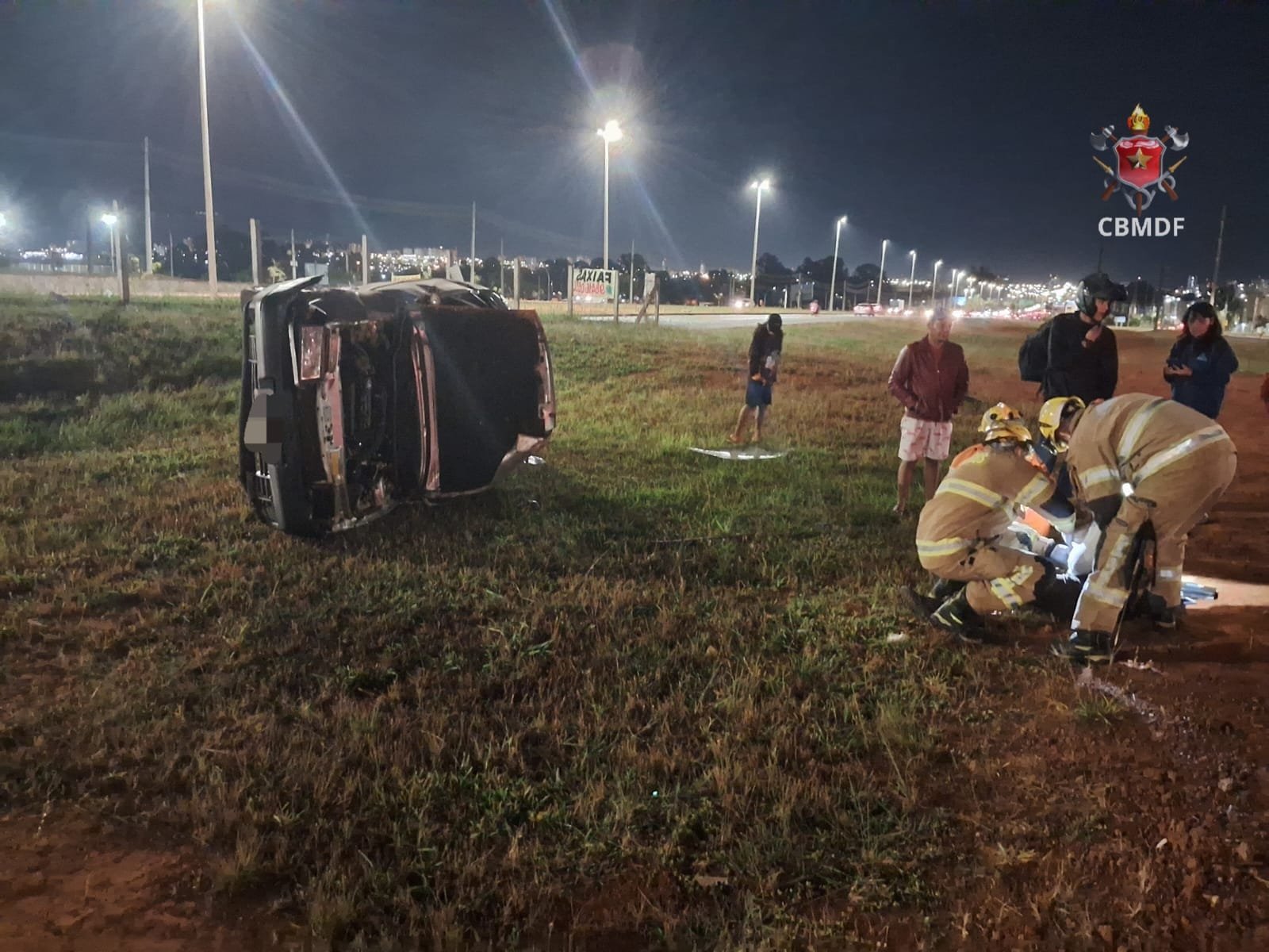 Motorista fica ferido após capotamento no Riacho Fundo II Motorista fica ferido após capotamento no Riacho Fundo II