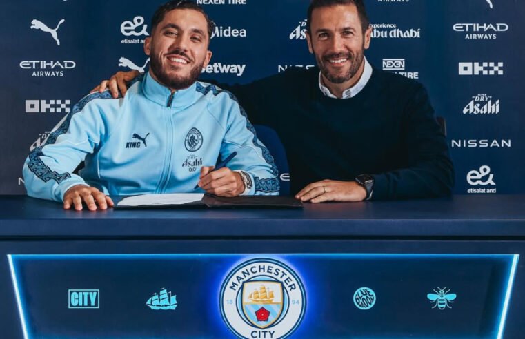 O atacante francês Rayan Cherki assina com o Manchester City até 2030