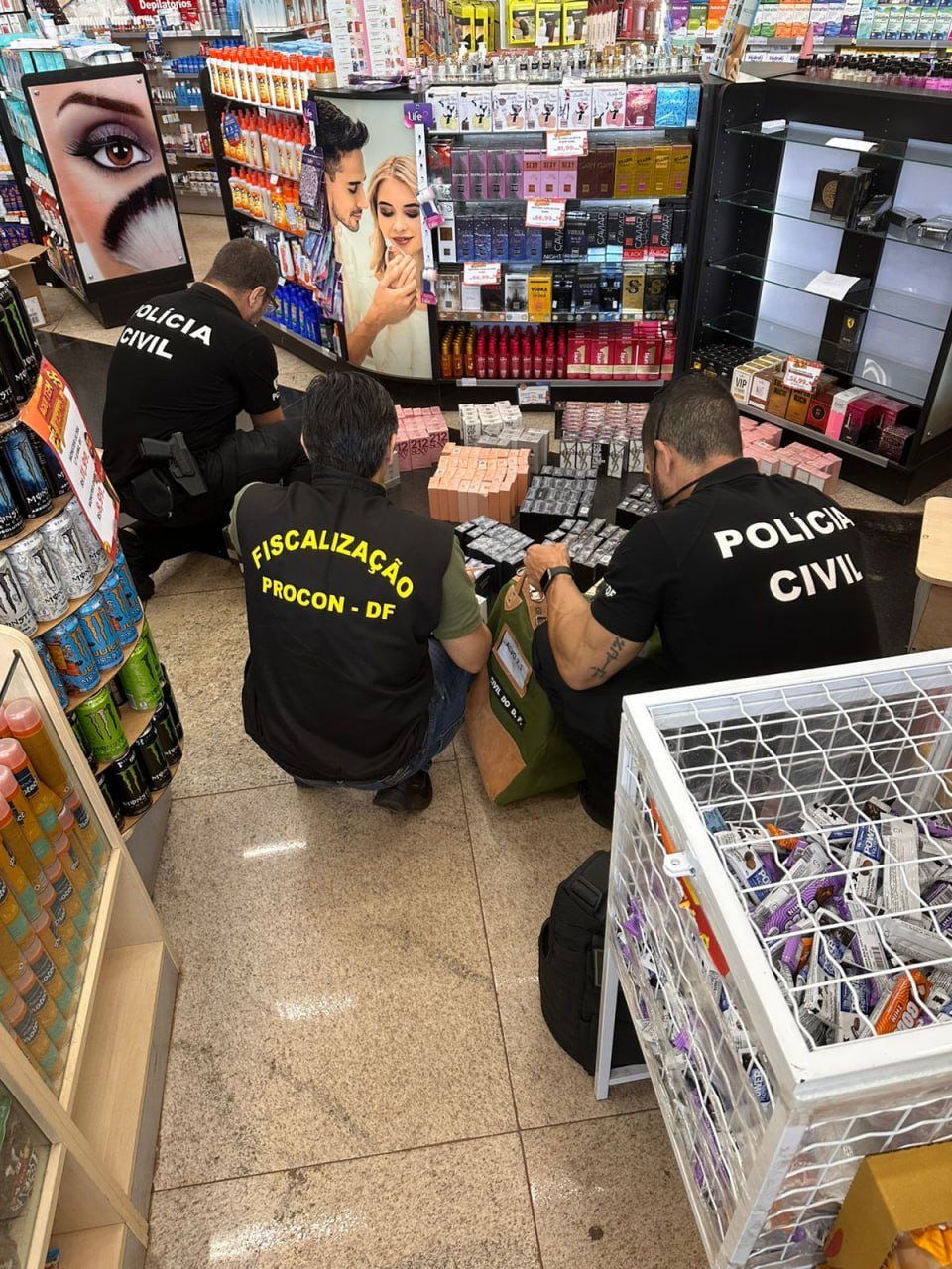 Operação da PCDF apreende mais de 7 mil perfumes falsificados em rede de farmácias no DF Operação da PCDF apreende mais de 7 mil perfumes falsificados em rede de farmácias no DF