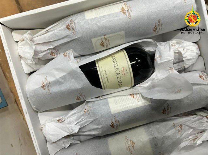 PMDF apreende carga de vinhos argentinos sem nota fiscal em São Sebastião