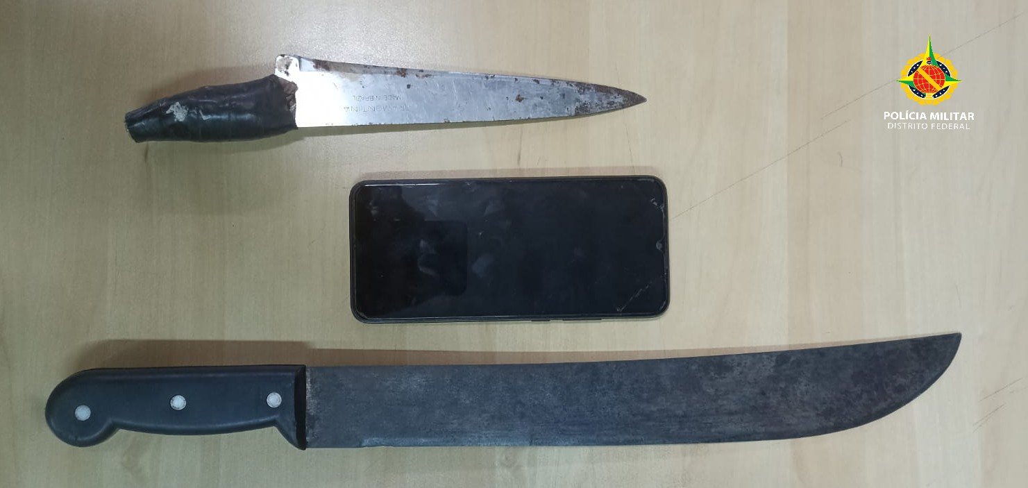 PMDF apreende celular roubado e armas brancas durante patrulhamento na Vila Cauhy PMDF apreende celular roubado e armas brancas durante patrulhamento na Vila Cauhy