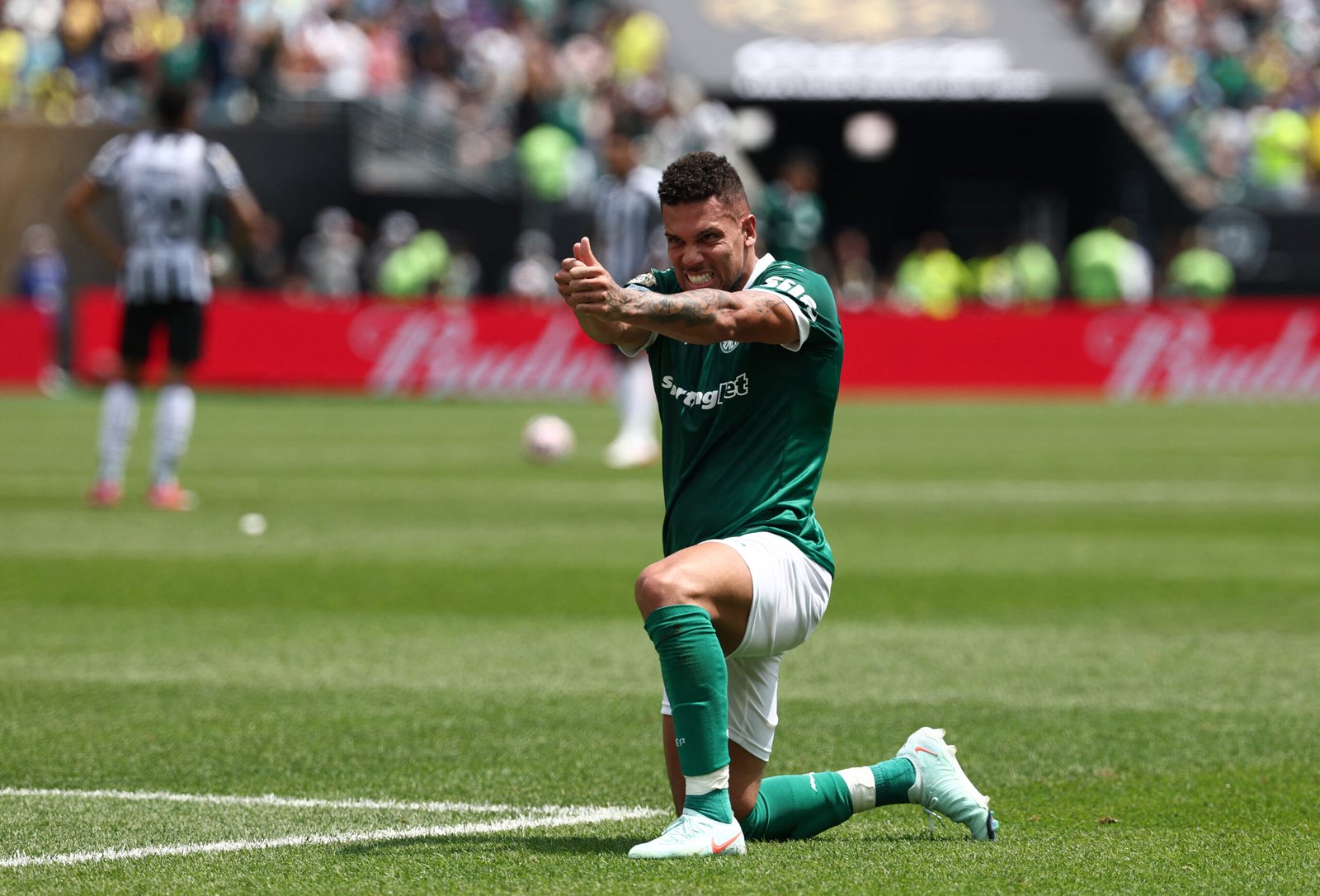 Paulinho joga no sacrifício e passará por nova cirurgia após o Mundial de Clubes Paulinho joga no sacrifício e passará por nova cirurgia após o Mundial de Clubes