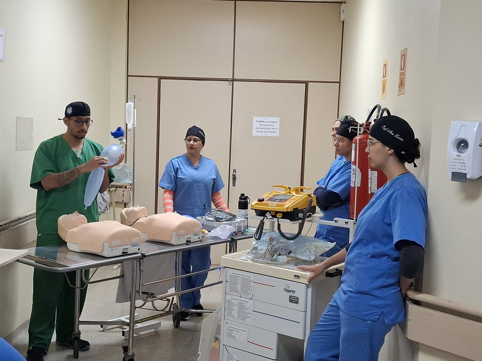 Profissionais de saúde recebem treinamento para atuação em paradas cardiorrespiratórias Profissionais de saúde recebem treinamento para atuação em paradas cardiorrespiratórias