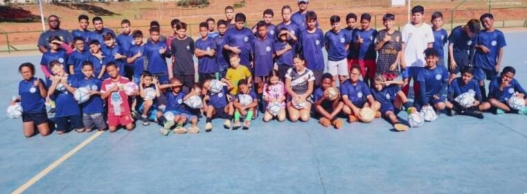 Projeto Formando Cidadão entrega bolas de futebol a estudantes