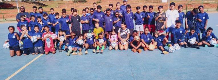 Projeto Formando Cidadão entrega bolas de futebol a estudantes Projeto Formando Cidadão entrega bolas de futebol a estudantes