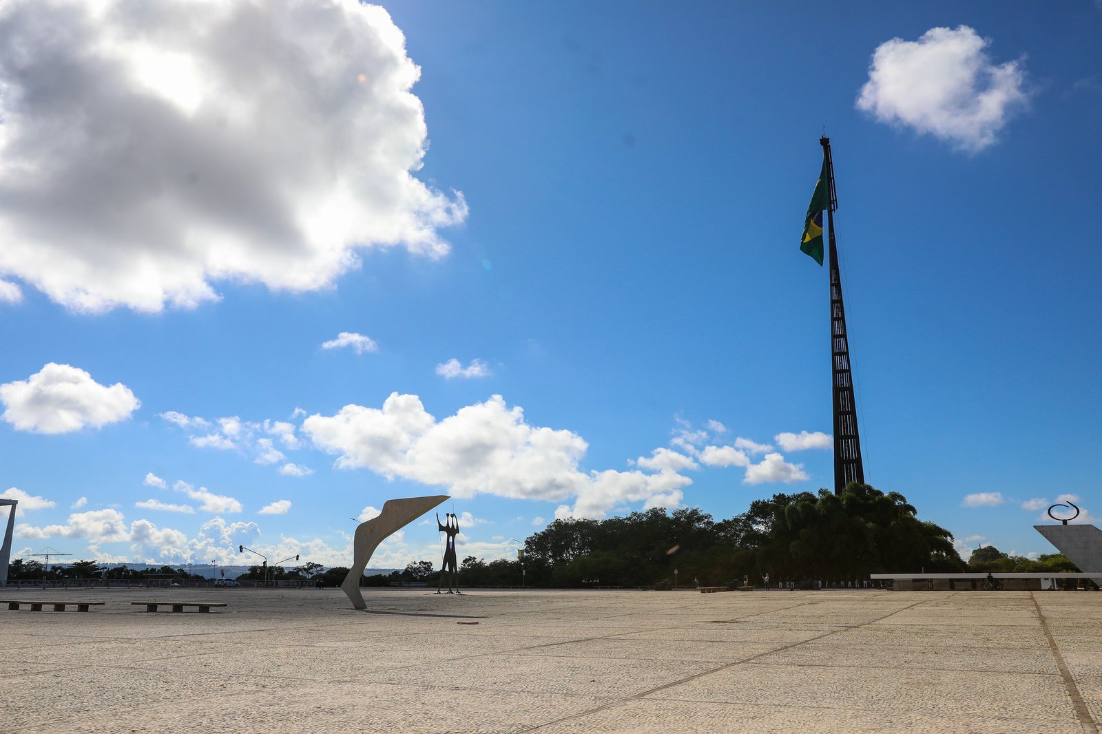 Publicado edital para contratar serviços de manutenção do sistema de hasteamento da Bandeira Nacional Publicado edital para contratar serviços de manutenção do sistema de hasteamento da Bandeira Nacional