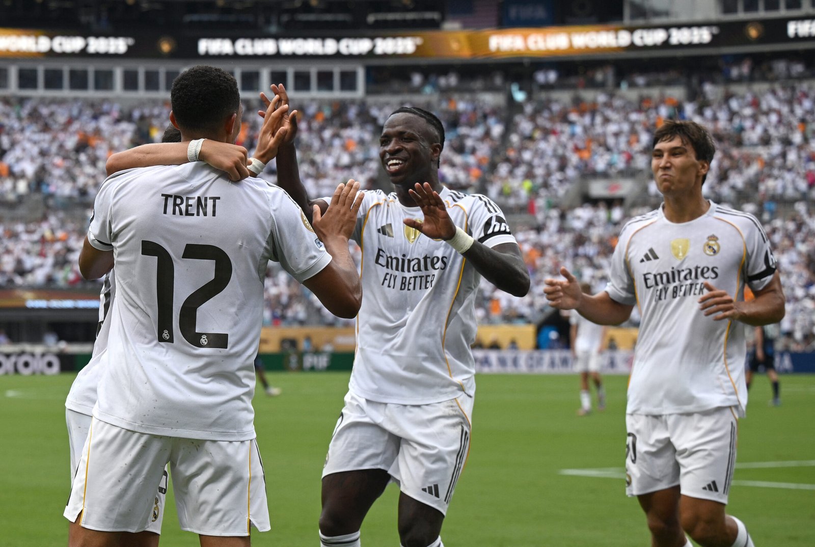 Real joga com um a menos por 94 min, mas espanta zebra e despacha Pachuca