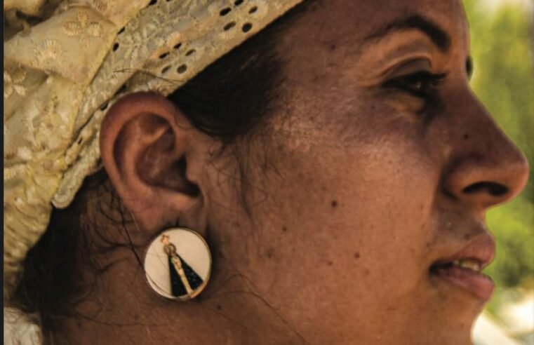 Sabor da reviravolta: vendedora de marmita equilibra-se todos os dias em frente ao STF