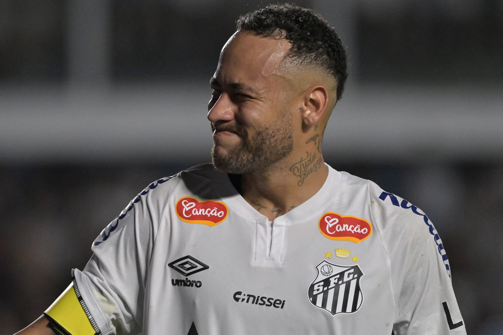Santos anuncia renovação do contrato de Neymar até o final de 2025