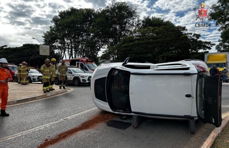 Veículo tomba após colisão e deixa uma pessoa ferida no Cruzeiro