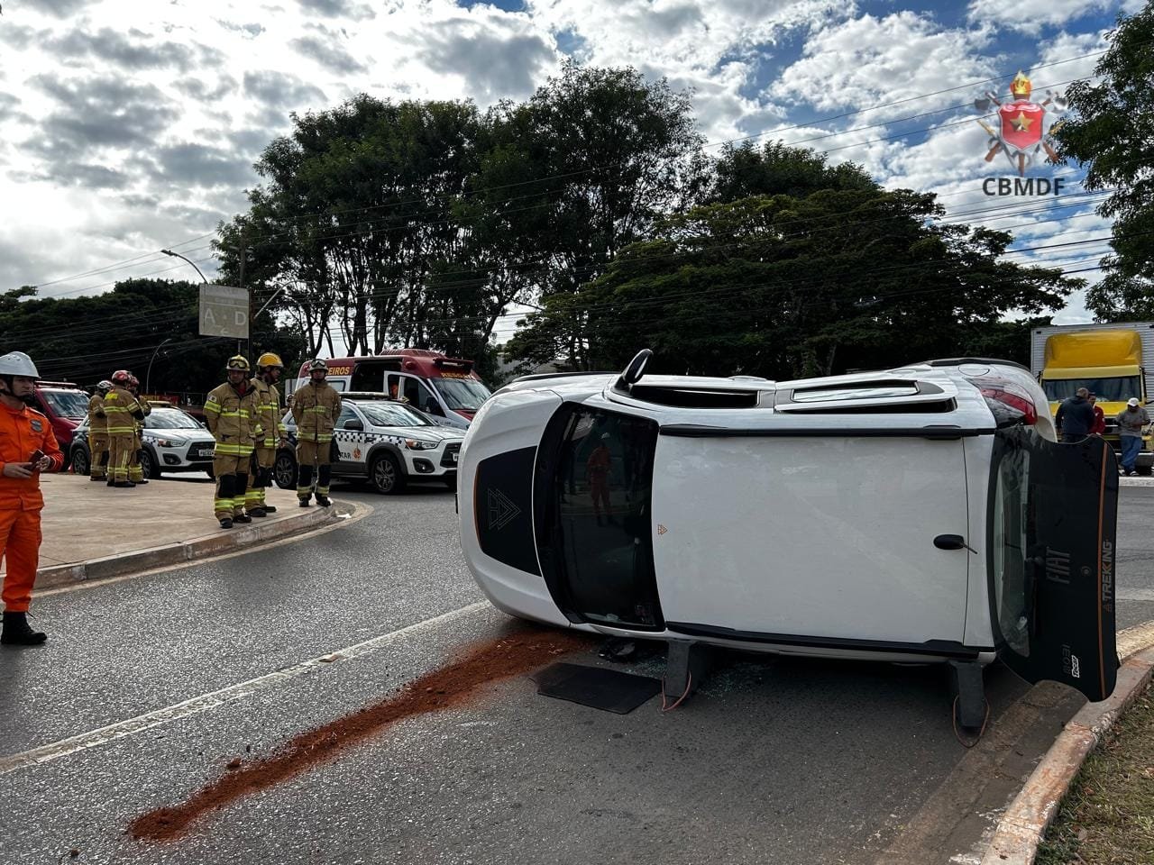 Veículo tomba após colisão e deixa uma pessoa ferida no Cruzeiro Veículo tomba após colisão e deixa uma pessoa ferida no Cruzeiro