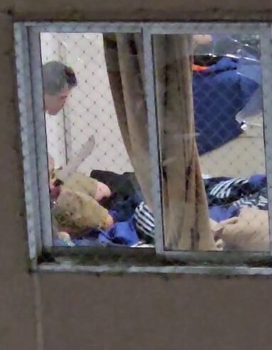 Vídeo: veja o momento que homem em surto psicótico ameaça mulher com facão em Taguatinga