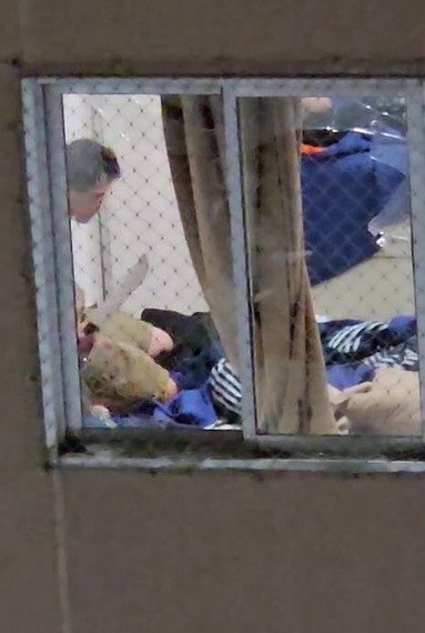 Vídeo: veja o momento que homem em surto psicótico ameaça mulher com facão em Taguatinga Vídeo: veja o momento que homem em surto psicótico ameaça mulher com facão em Taguatinga