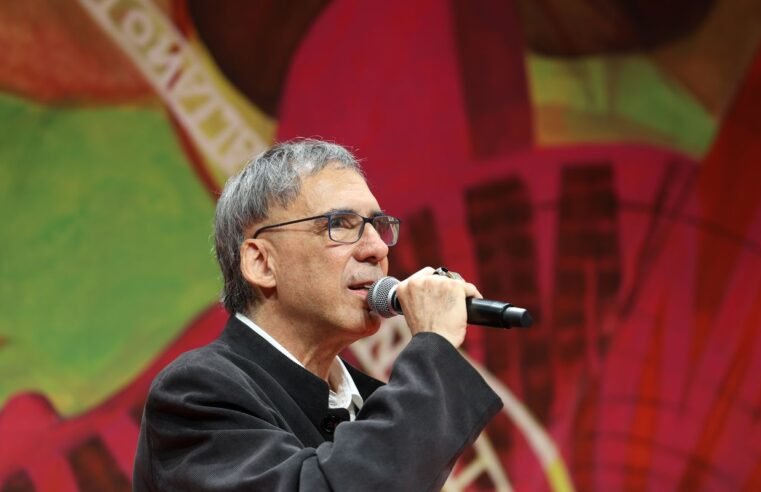 Arnaldo Antunes canta e recita Leminski na abertura da Flip, em Paraty