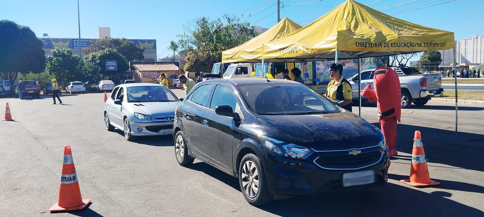 Avenida Hélio Prates, em Taguatinga, recebe ações educativas de trânsito Avenida Hélio Prates, em Taguatinga, recebe ações educativas de trânsito