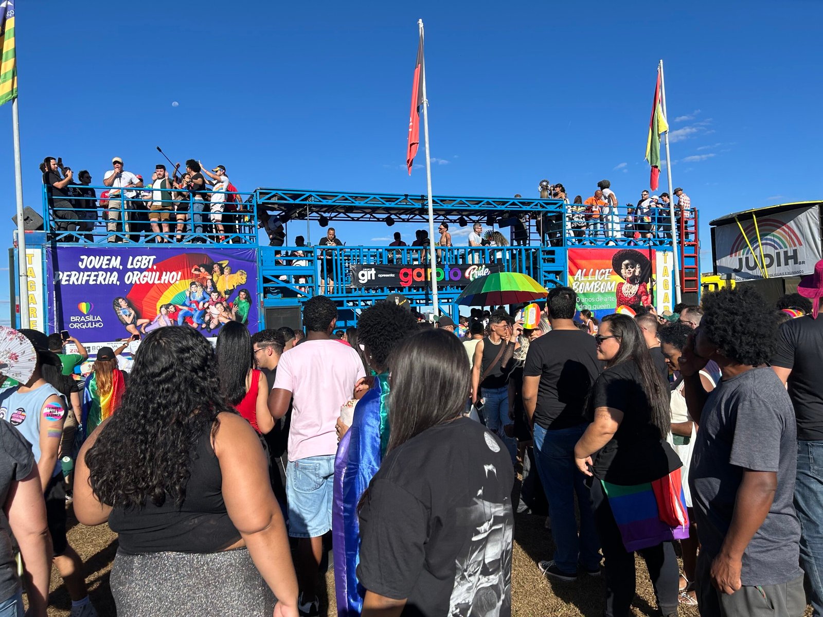 Brasília vive domingo de orgulho e resistência com Parada LGBT Brasília vive domingo de orgulho e resistência com Parada LGBT