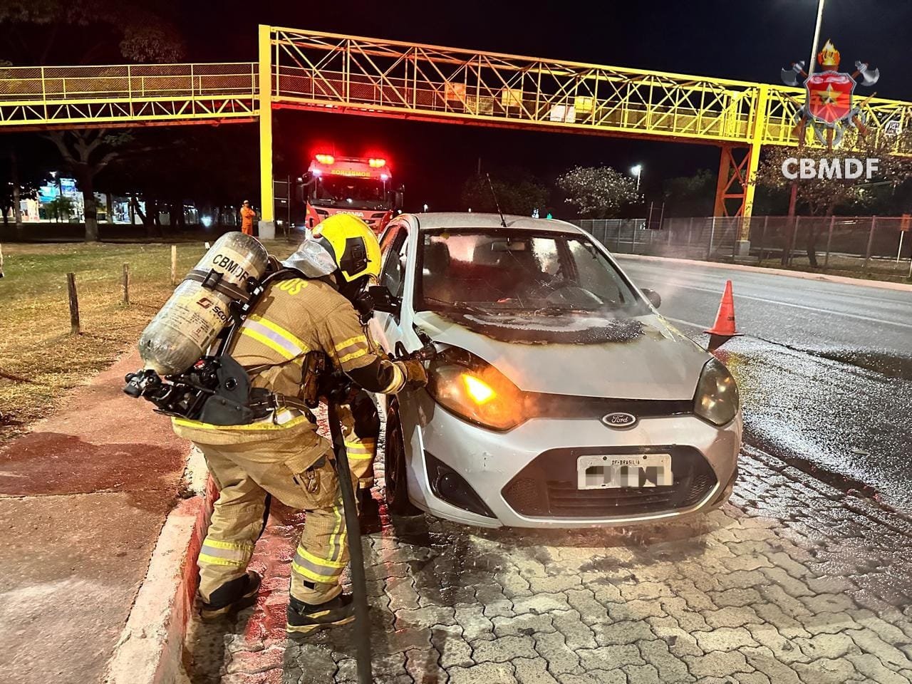CBMDF controla princípio de incêndio em veículo no Riacho Fundo