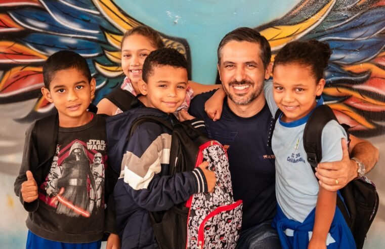 Conheça o projeto social que  distribui kits escolares e transforma vidas