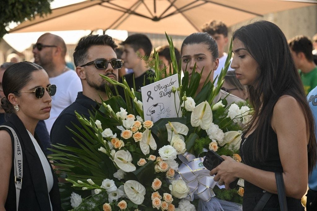 Dezenas de pessoas prestam homenagem a Diogo Jota em Portugal Dezenas de pessoas prestam homenagem a Diogo Jota em Portugal