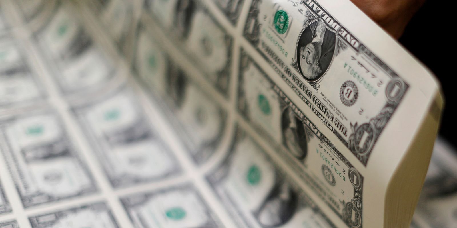 Dólar fecha acima de R$ 5,60 por primeira vez em quase dois meses Dólar fecha acima de R$ 5,60 por primeira vez em quase dois meses