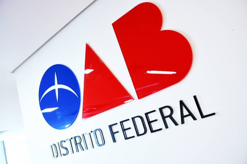 Estagiário de Direito é condenado por falsificar carteira da OAB e aplicar golpes no DF