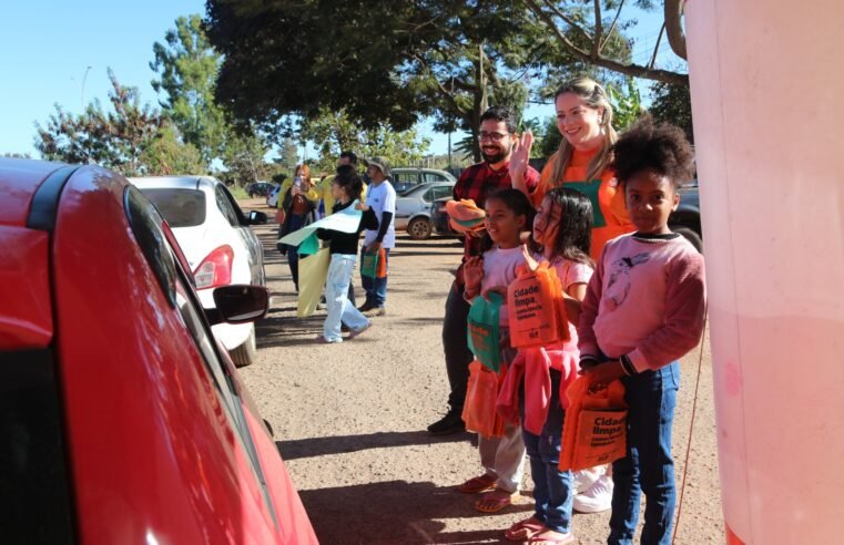 Estudantes conscientizam motoristas em blitzes educativas contra incêndios no DF