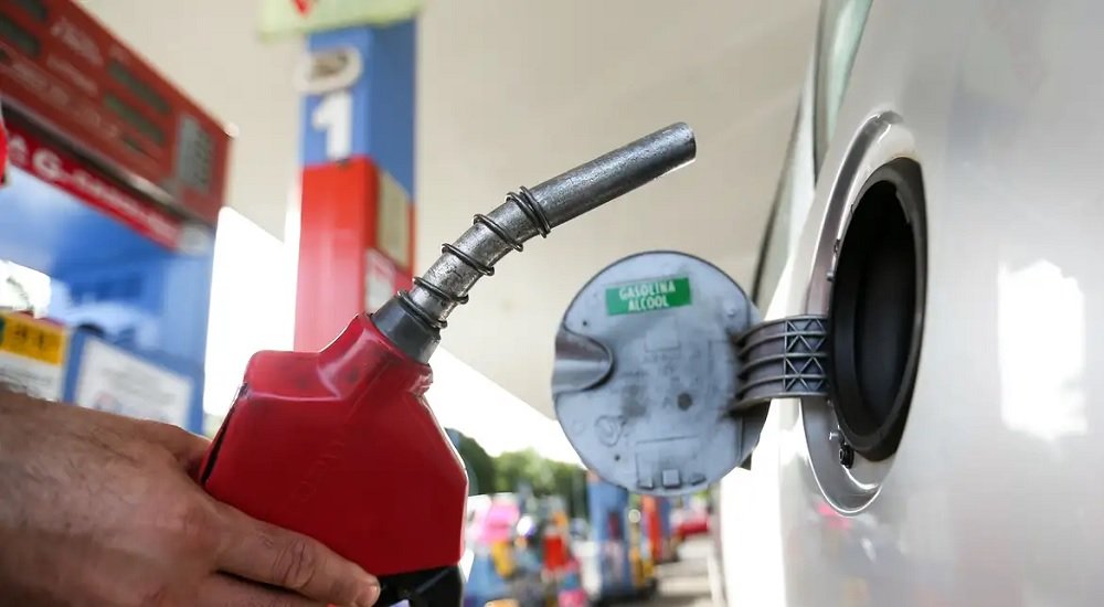 Governo prevê queda no combustível se petróleo mantiver cotação Governo prevê queda no combustível se petróleo mantiver cotação
