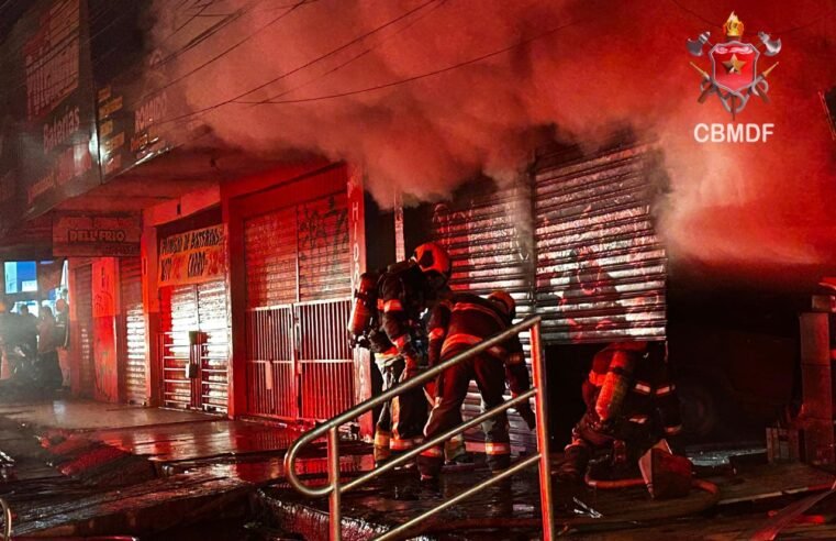 Incêndio atinge loja de motos em Taguatinga e mobiliza oito viaturas dos bombeiros