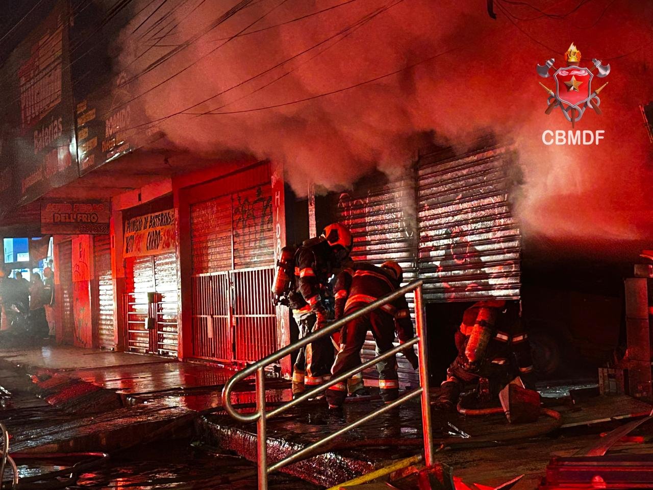 Incêndio atinge loja de motos em Taguatinga e mobiliza oito viaturas dos bombeiros